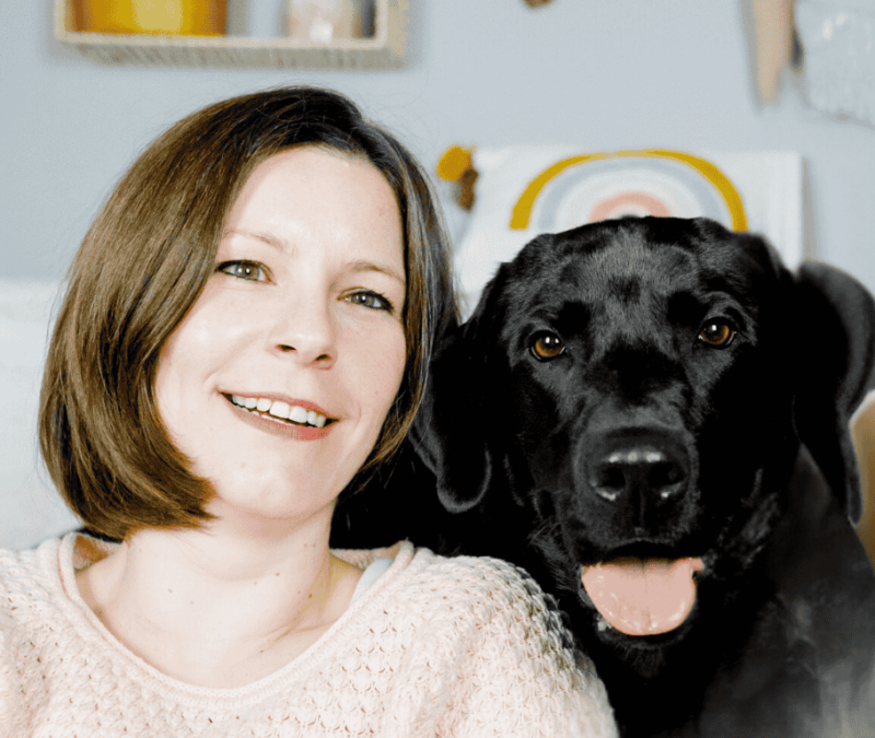 Jennyfer Wörner mit ihrem Labrador Leo – Coaching und Unterstützung in schwierigen Lebenssituationen
